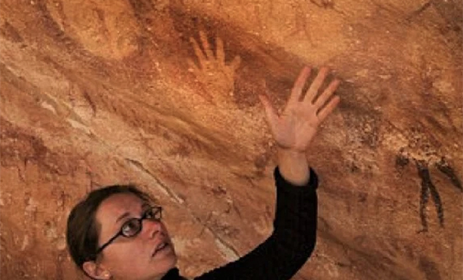 В Сахаре есть пещера со следами ладоней разного размера. Археологи выяснили, что часть сделали не люди отпечатки, длинные, странных, после, наскальных, стенах, ладони, отпечатков, размер, меньше, детской, Одним, человеческой Ученые, сразу, отмели, искусственного, рисования, посколько, непропорционально, подобных