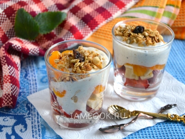 Фруктовый салат с мюсли и сметанным соусом, рецепт с фото