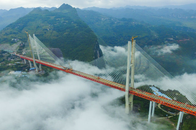 Как устроен самый высокий мост в мире конструкция, колоссальные, Бэйпаньцзян, несколько, трассы, провинции, Гуйчжоу, Юньнань, соединит, которая, Далеко, скоростной, высотным, основной, стать, предназначена, летНовая, возводили, 528метровый, частью