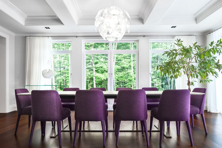 фиолетовая мебель в дизайне столовой комнаты