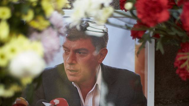 В Москве установили мемориальную табличку памяти Немцова