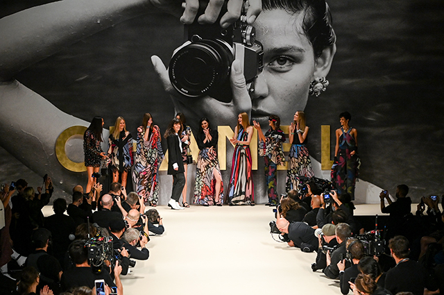 Неделя моды в Париже: улыбающиеся модели и вайб 1980-х на показе Chanel Неделя моды в Париже: улыбающиеся модели и вайб 1980-х на показе Chanel Новости моды