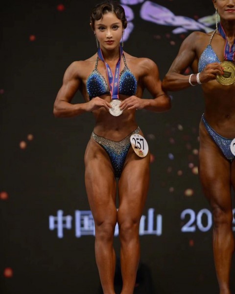 Куколка из Китая с телом бодибилдера  девушки, Китай, медицина, мода, спорт, фитнес