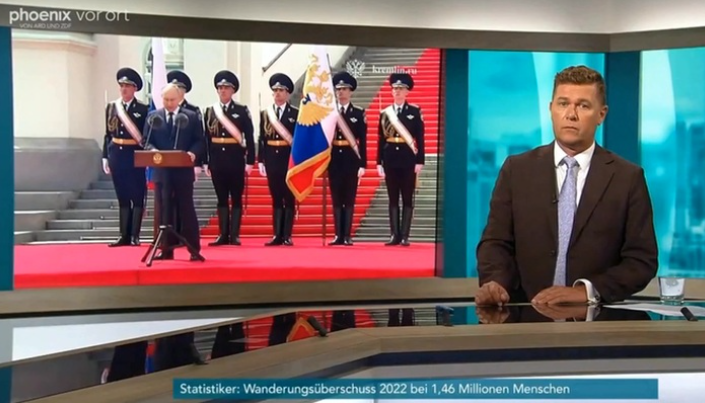 А на днях был еще один случай: на немецком ТВ неожиданно прервалась трансляцию с пресс-конференции Бербок и начался показ речи Путина на встрече с военными в Кремле (фото с сайта smotrim.ru) 