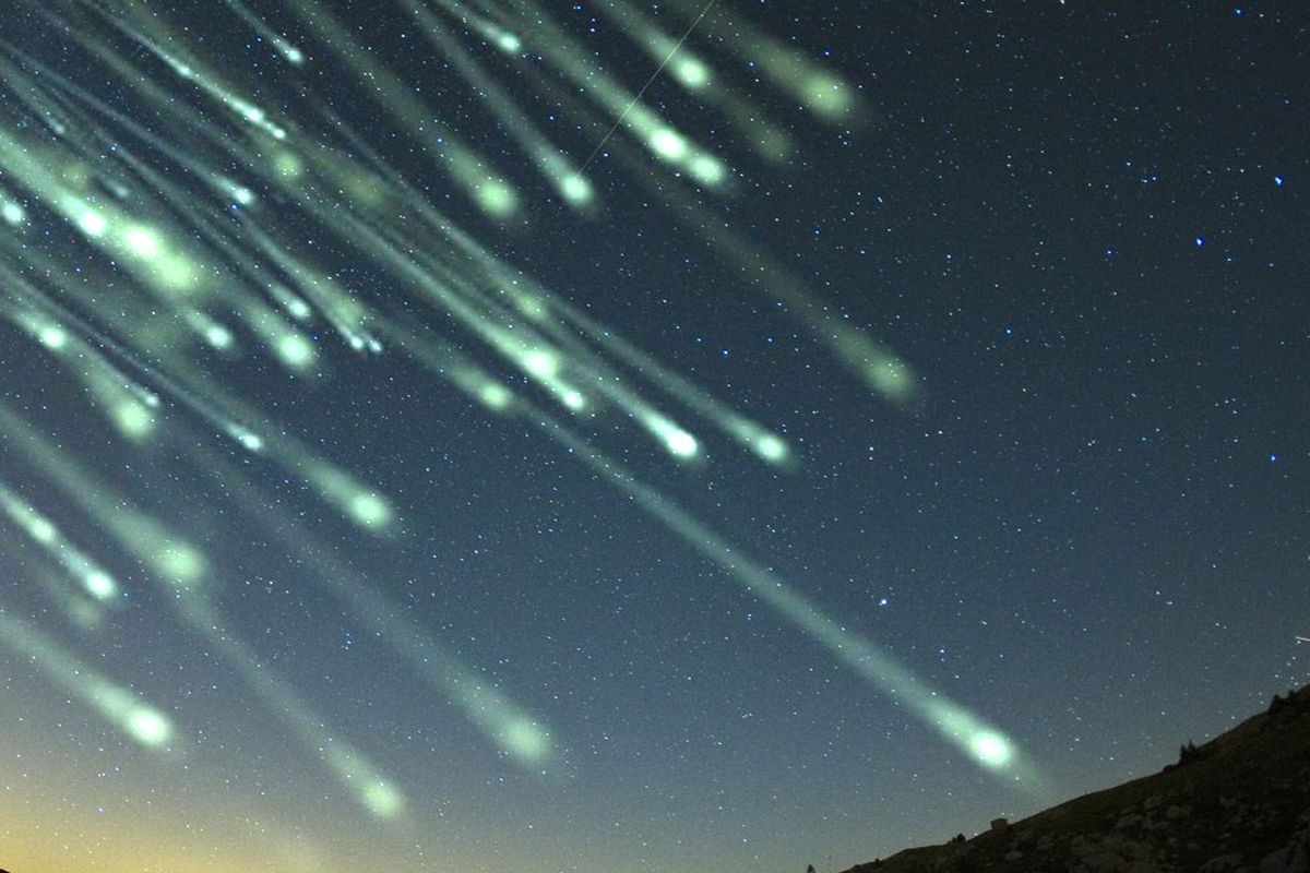 Метеоры небесные тела. Метеор метеорит метеоритный дождь. Тауриды метеорный поток. Альфа Центавриды метеорный поток. Метеоритный дождь l2.