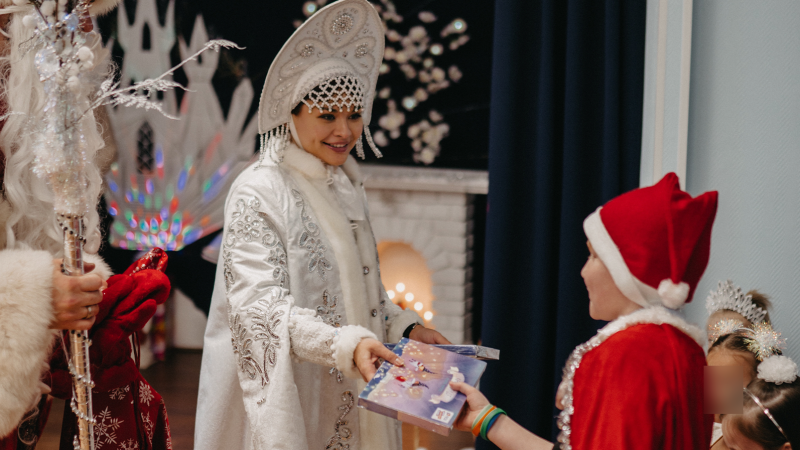 Более 4000 кронштадтских детей получат новогодние подарки от «Острова фортов»
