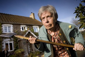 Бабка с топором в руках