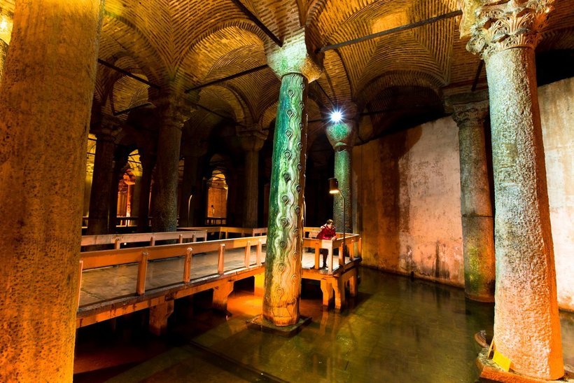 Огромный зал с античными колоннами под Стамбулом — для чего его построили 