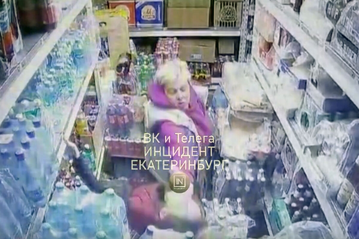 Под Екатеринбургом продавщица избила беременную коллегу в алкомаркете
