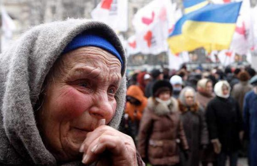 Массовое бегство населения с Украины: Оставшихся стариков некому кормить