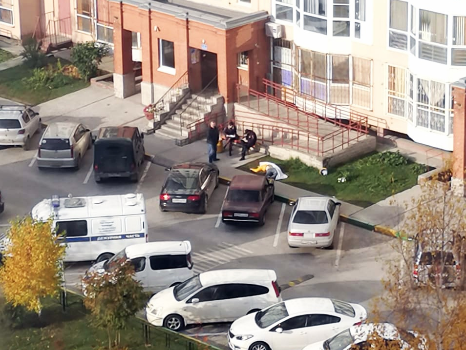 Мужчина выпал с балкона. Парень выпал из окна в Новосибирске. 17-Летний парень выпал из окна в Новосибирске. Новосибирск из окна. В Новосибирске мужчина выпрыгнул из окна.