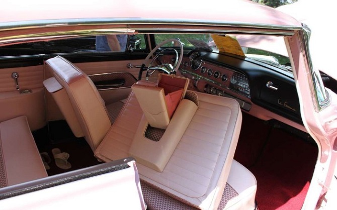 «Розовый дамский автомобиль» 1950-х годов