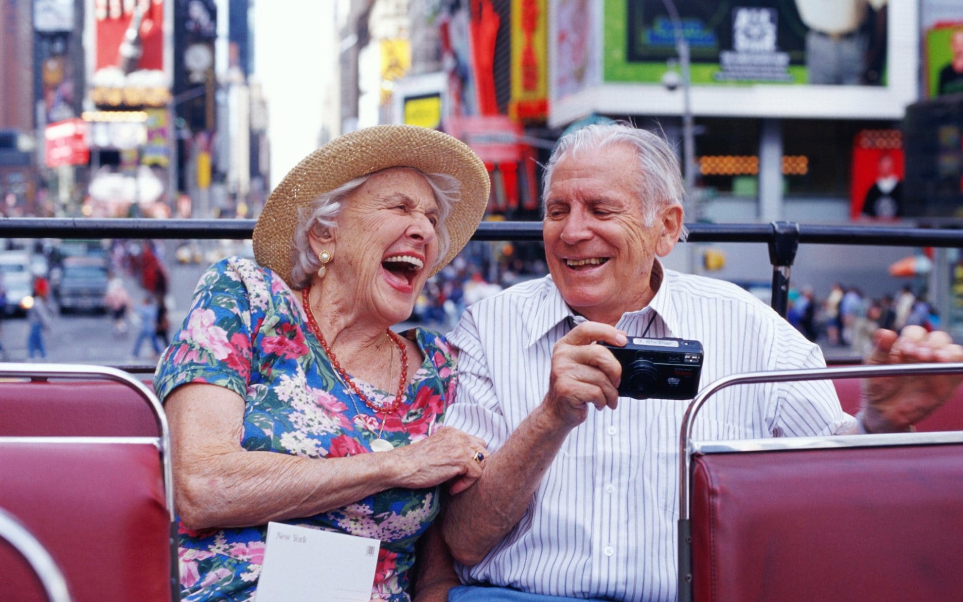 Бабушки путешествуют. Американские пенсионеры. Смеющийся старик. Пенсионеры в Европе. Европейские пенсионеры.
