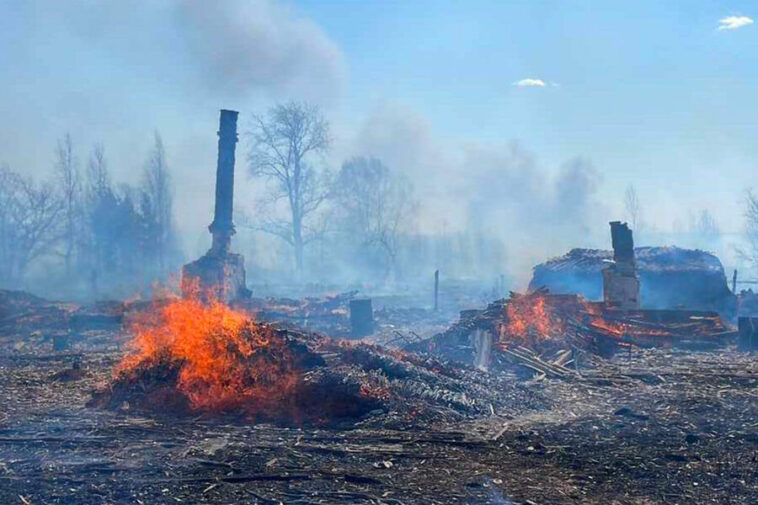 «Сосьвы почти не осталось»: на Урале горит поселок с населением 7000 человек
