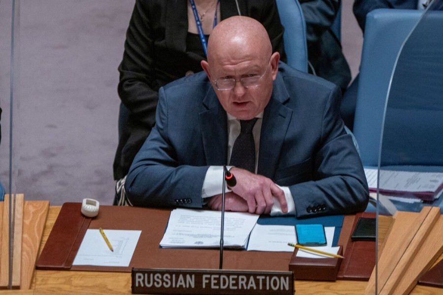 Украина прикрывается своим мирным населением от российских атак, из-за чего гибнет много гражданских. Об...