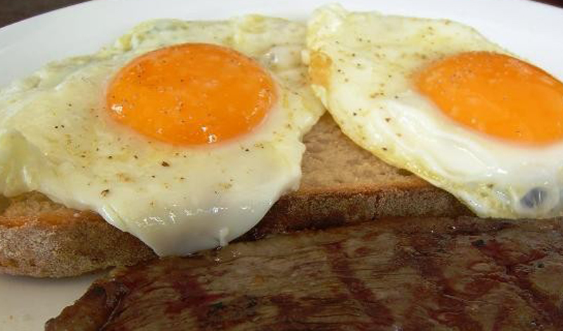 Среди всех пищевых продуктов яйца содержат больше всего холестерина. Не стоит есть больше пары яиц в день.
