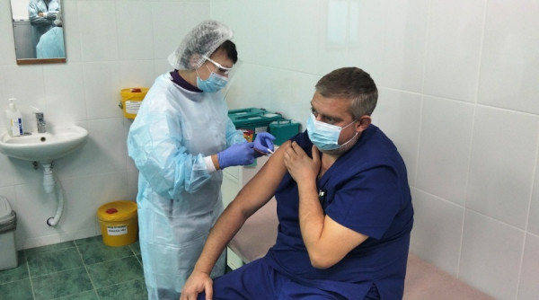 В Крыму началась вакцинация медиков от коронавируса