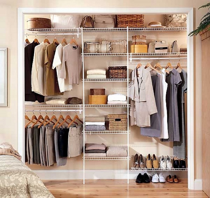 Маленькая и удобная комната для комфортного хранения вещей поможет сохранить место в квартире и создать прекрасную обстановку.