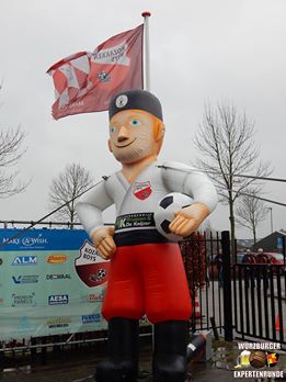 На данном изображении может находиться: 1 человек, улыбается, стоит, небо и на улице