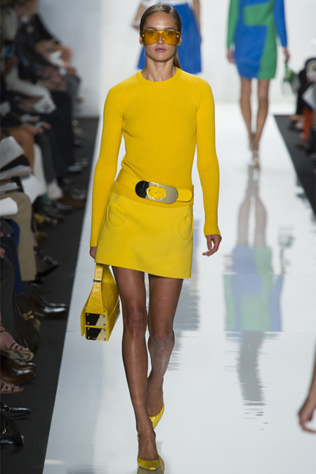 Модель в коротком желтом платье