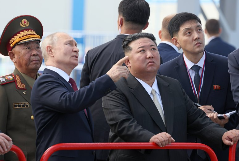 Владимир Путин и Ким Чен Ын на космодроме "Восточный"