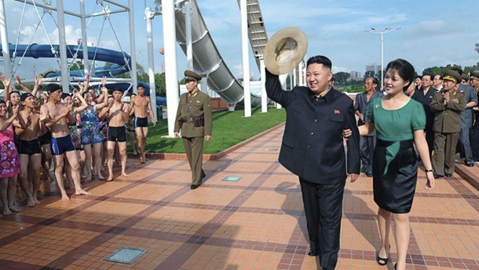 Ким Чен Ын с женой в водном развлекательном парке. Ким Чен Ын с женой в водном развлекательном парке.