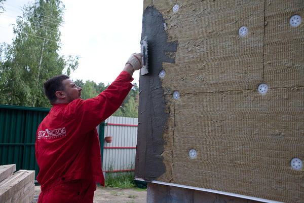 Единственно &amp;amp;amp;amp;amp;amp;amp;amp;amp;amp;amp;amp;amp;amp;quot;мокрый&amp;amp;amp;amp;amp;amp;amp;amp;amp;amp;amp;amp;amp;amp;quot; этап технологии сооружения мокрого фасада. Фото: Rockwool