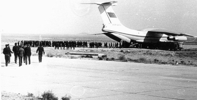 На фото выгрузка советских военных специалистов из самолёта Ил-76 ВТА СССР. Сирия. 1984 год. история, события, фото