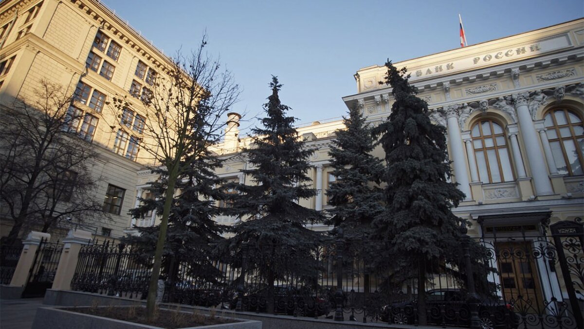 Российским банкам запретили раскрывать информацию о сотрудничестве с иностранными партнерами на фоне ужесточения финансовых санкций.