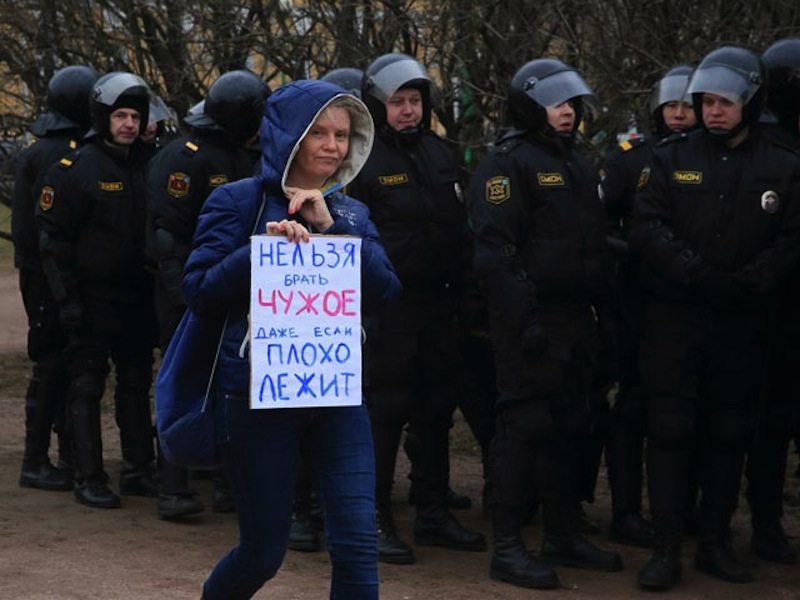 Забрал чужую. Брать чужое нехорошо. Чужое брать нехорошо картинка. Фото чужое брать нехорошо. Взял чужое нарушил.