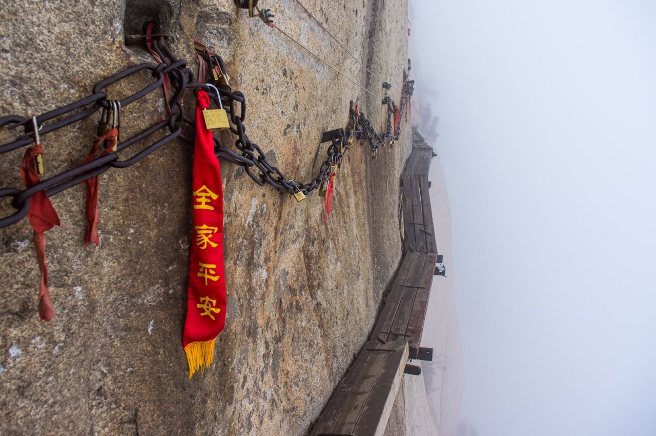 Тропа смерти (Huashan Mountain). Слабонервным лучше даже не смотреть. Тропа смерти (Huashan Mountain). Слабонервным лучше даже не смотреть.