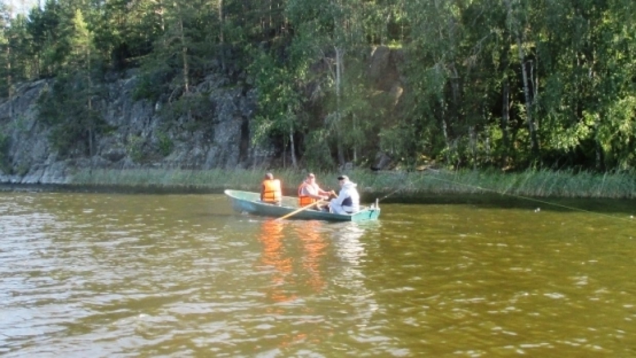 Спасатели вызволили застрявших в устье реки Волхов рыбаков Происшествия
