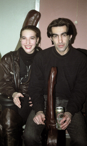 Вячеслав Бутусов с женой и банкой пива Хольстен, 1992 год