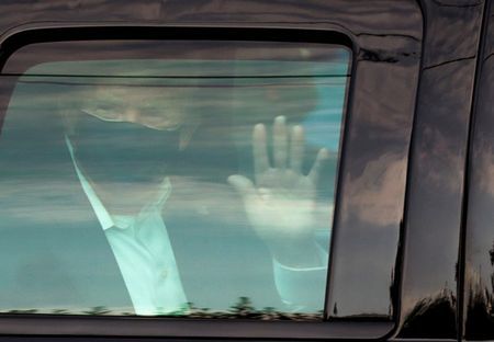 Президент США Дональд Трамп в президентском кортеже перед Национальным военно-медицинским центром имени Уолтера Рида в Бетесде, штат Мэриленд, США, 4 октября 2020 года. REUTERS/Cheriss May