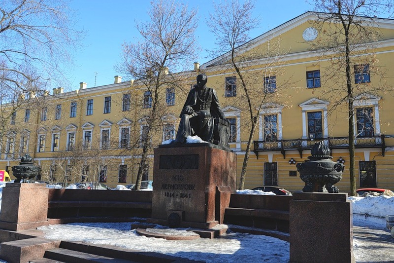 Университет санкт петербург лермонтовский. Памятник Лермонтову (Санкт-Петербург, Лермонтовский проспект). Памятник Лермонтову в Петербурге на Лермонтовском проспекте. Петербургский университет Лермонтов. Памятник Лермонтову на Лермонтовском проспекте.