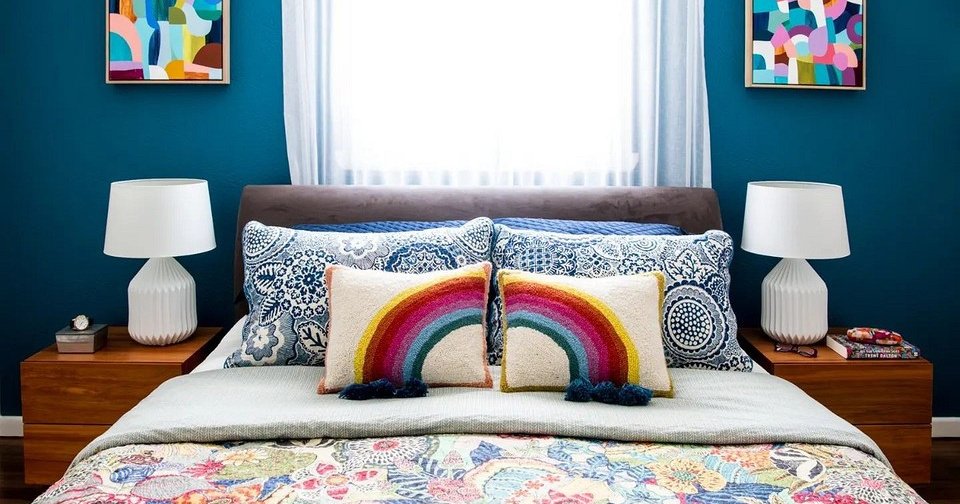 Долой стереотипы: 6 красивых спален, где использовали яркие цвета этой, интерьер, розовый, Спальня, текстиль, стены, волны, спальни, оттенок, изголовьем, выглядит, цвета, букетом, очень, комнате, уютно, спальне, рисунок, напоминающий, кровати