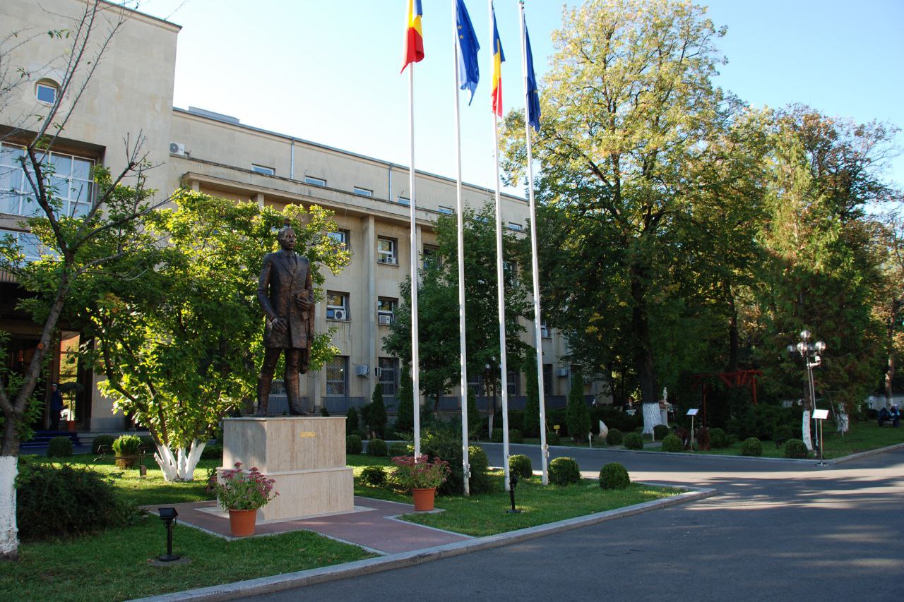 Сорок сотрудников посольства РФ покидают Бухарест. Румынские власти неожиданно вспомнили о Венской конвенции…