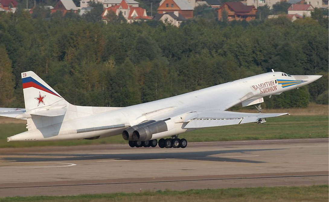 Ту-160
Туполев Ту-160 является самым крупным в мире сверхзвуковым боевым самолетом. Он был разработан в Советском Союзе еще в 1980-е годы. Ту-160 может похвастаться самыми мощными двигателями, которые когда-либо были установлены на боевых самолетах, и способен переносить груз в 40 000 килограммов.