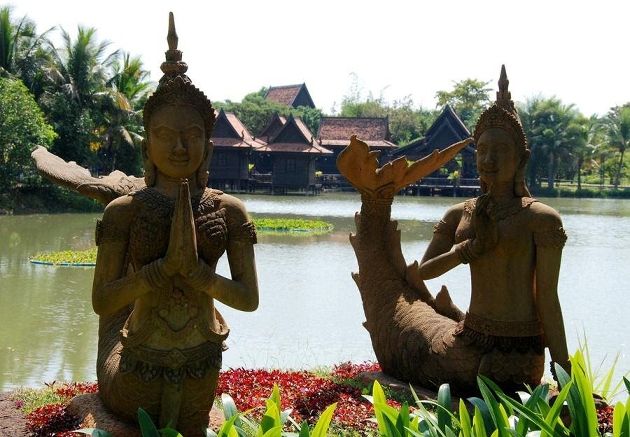 Статуи на берегу реки Меконг. Камбоджа, современное фото