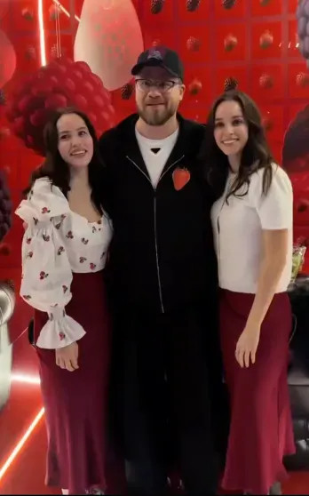 Гости из Comedy Club и торт в виде собаки: Катерина Ковальчук устроила вечеринку-сюрприз для мужа Гарика Харламова в честь его 45-летия Харламов, Гарика, Катерина, КовальчукГарик, рождения, Ковальчук, Гарик, именинника, юморист, Кравец, Марина, женат, Асмус, которой, ягодка, опять, Дорохов, устроила, ХарламовГарик, КовальчукСёстры