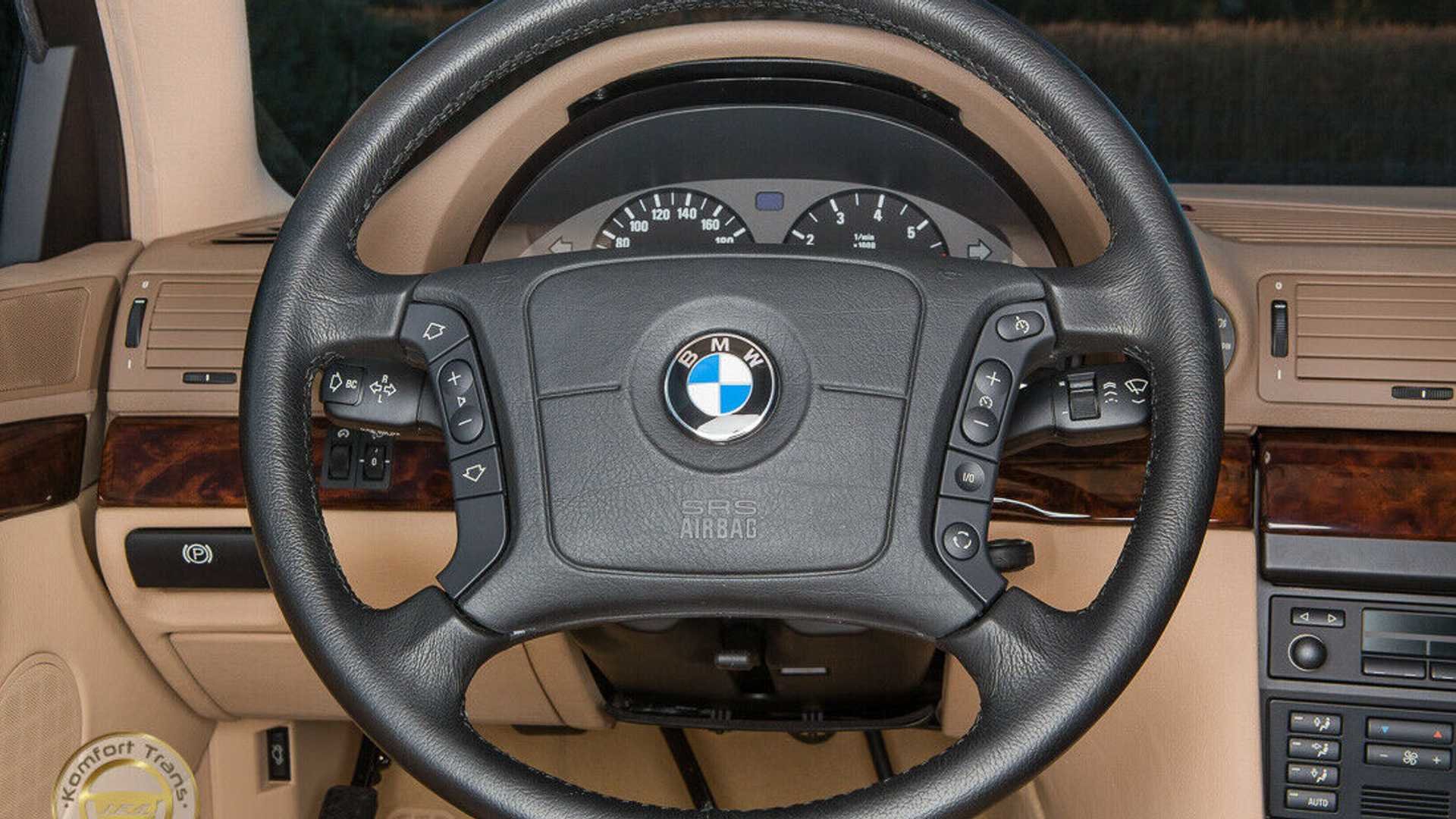 Поляк 20 лет хранил BMW E38 под пластиковым колпаком (а теперь продает) готов, машины, автомобиль, «экспоната», «автоматом»Цена, 5ступенчатым, совмещенный, мощностью, серии, «атмосферник», 44литровый, располагается, Германии, капотом, момент, пылиПод, действительно, кузове, салоне, видно