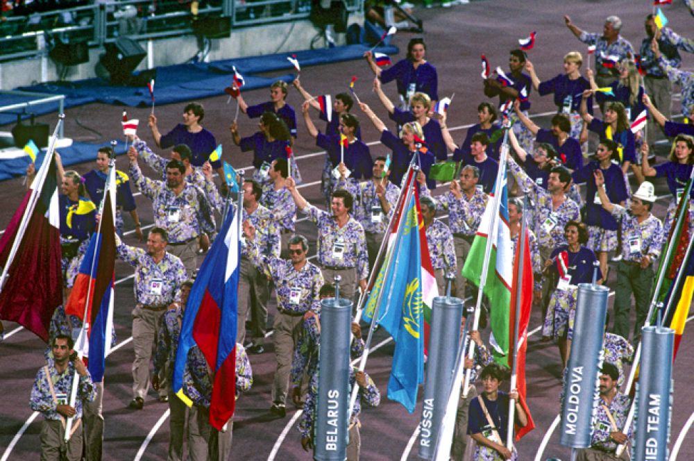 Российские спортсмены под флагом ссср. Олимпийские игры в Барселоне 1992. Открытие олимпиады в Барселоне 1992. Церемония открытия олимпиады 1992 года в Барселоне.