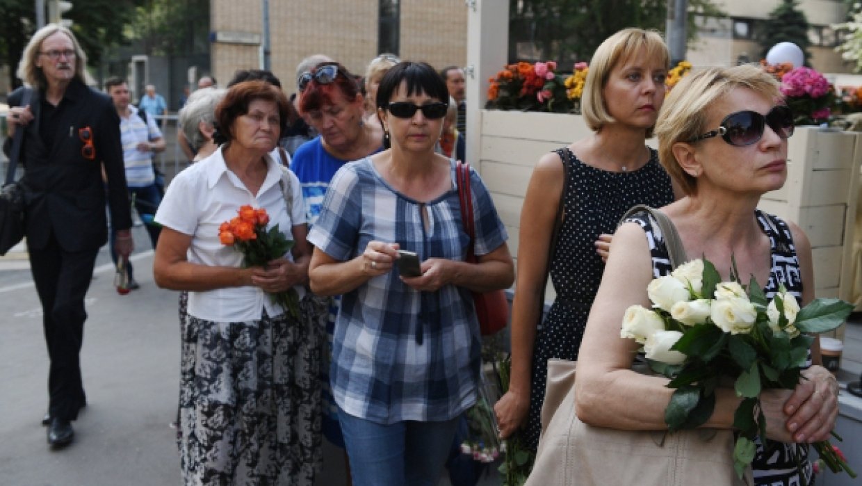 Поклонники пришли проститься с Глаголевой в Центральный дом кино в Москве