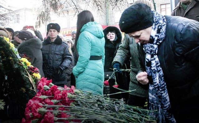 На панихиду по погибшим от обстрела ВСУ пассажирам собрался весь Донецк