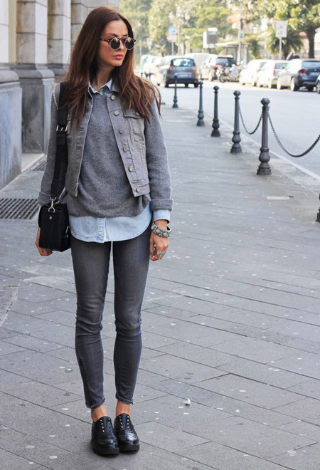 Девушка в серых джинсах и джемпере
