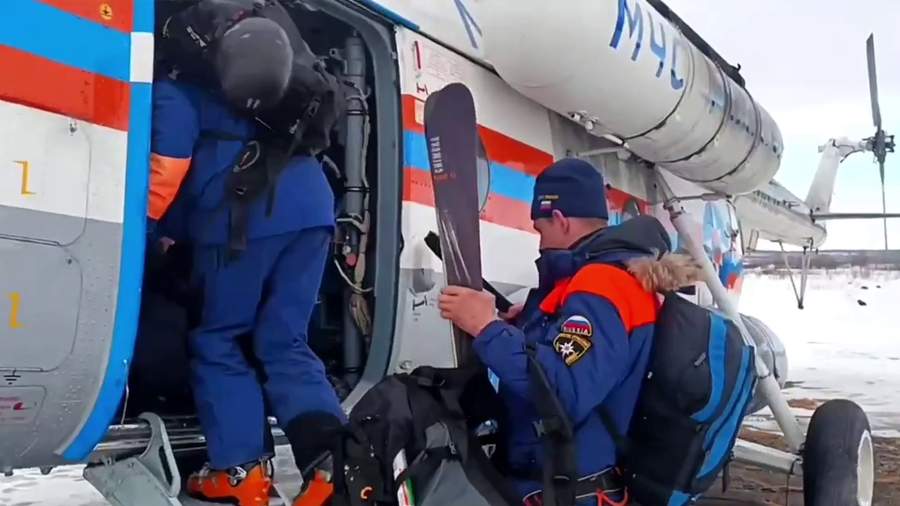 Вертолет МЧС эвакуировал в Елизово туристов после схода лавины на Камчатке
