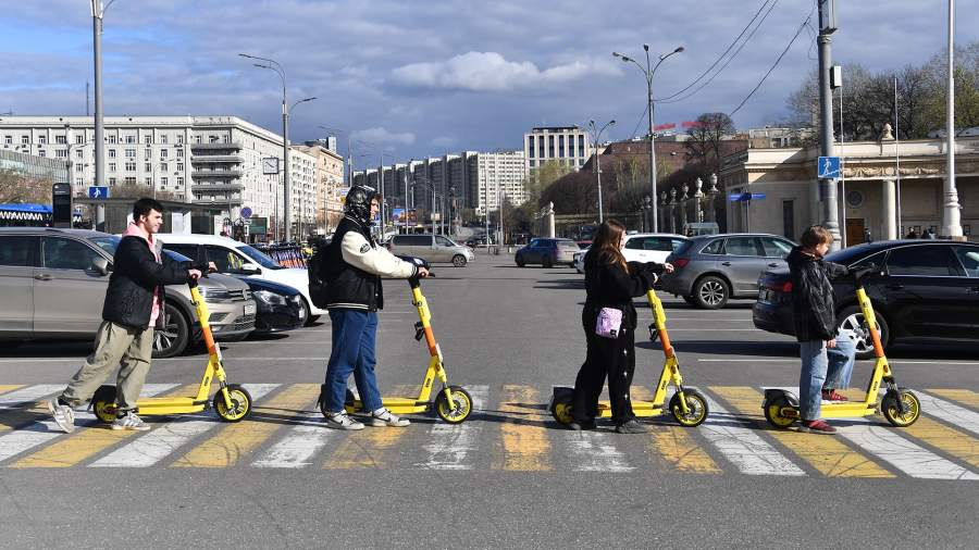 «Известия» показали кадры столкновения самоката с ребенком в Петербурге