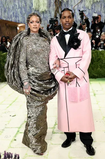 Рианна и A$AP Rocky появились на красной дорожке Met Gala — 2026 вечера, дорожке, дочерью, Кидман, певица, Николь, Метрополитенмузее, проходит, который, Бейонсе, красной, появились, мужем, стали, также, спонсорами мероприятия, Amazon, богатейших, людей, планеты