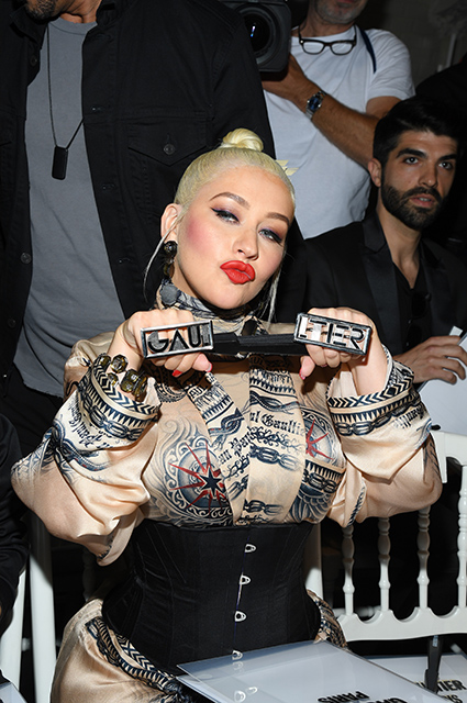 Корсет, ботфорты и кольца-кастеты: Кристина Агилера в дерзком образе на модном показе Корсет, ботфорты и кольца-кастеты: Кристина Агилера в дерзком образе на модном показе Звездный стиль