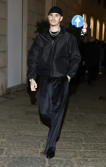 Деми Мур, Эмили Ратаковски, Кейт Мосс и девушка Марка Эйдельштейна (в микроюбке) посетили вечеринку Gucci Эннинфул, Милане, Эмили, показы, супермодель, Арина, Ратаковски, Соболенко, Gucci, после, КоэнЭдвард, пиджак, ГерциговаАлессандро, 33летняя, ГерциговаЕва, ГвасалияЕва, ВинтурДемна, МоссАнна, МоссЭдвард, КоэнНадя